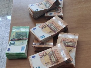 60.000 непријављених евра у јакни и патикама